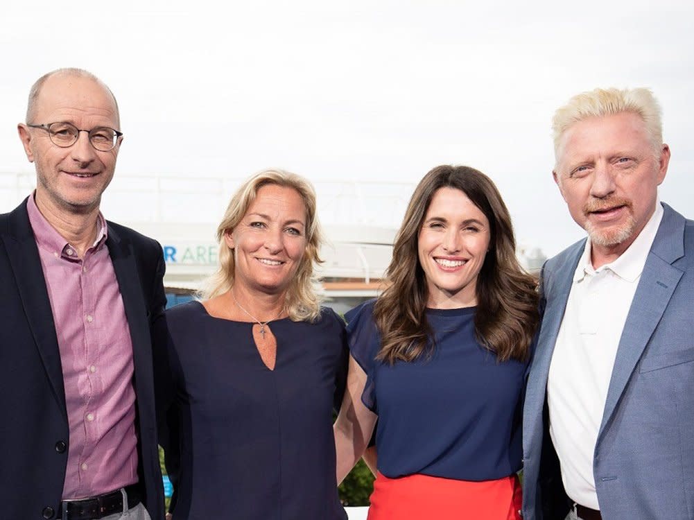 Boris Becker (r.) kommentiert mit seinem Kollegen Matthias Stach (l.) die Sendung "Matchball Becker". (Bild: Warner Bros. Discovery Sports)