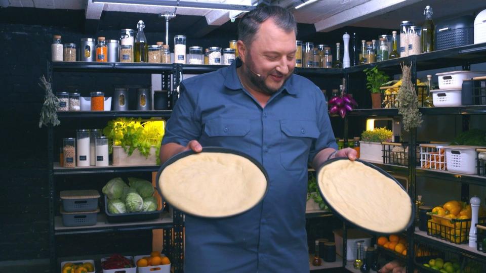 So macht man's mit Liebe: Sebastian Lege holt zwei Teigböden aus der Kühlung, wo sie sich 48 Stunden lang auf ihren Einsatz im Pizza-Ofen einstimmen konnten. (Bild: RTL)