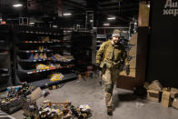 <p>À Irpin, près de Kiev, ce soldat ukrainien est à la recherche de nourriture pour ses compatriotes qui manquent de vivres. (Chris McGrath/Getty Images)</p> 