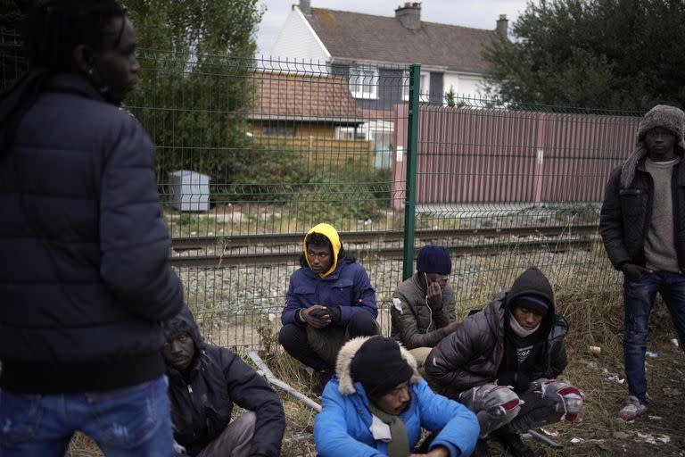 Migrantes aguardan la distribución de comida en Calais, norte de Francia