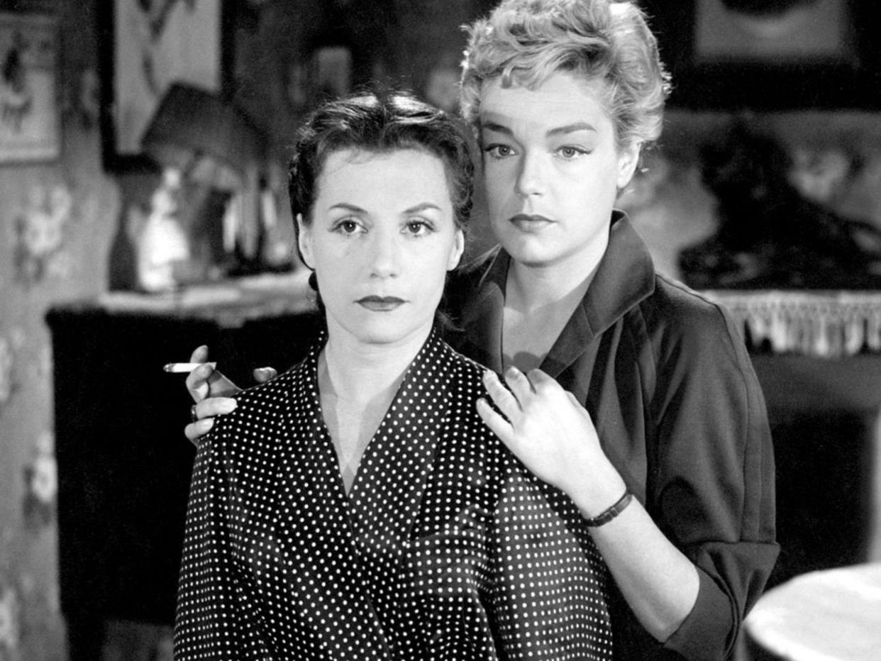 Véra Clouzot as Christina and Simone Signore as Nicole in Henri-Georges Clouzot's 'Les Diaboliques'