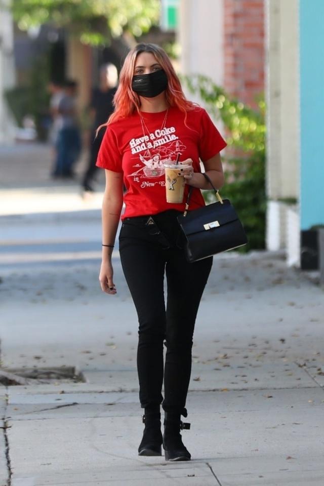 Who made Jennifer Love Hewitt's black shoes and brown purse?  Louis vuitton  handbags black, Vuitton outfit, Louis vuitton bag