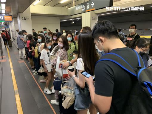 高鐵車站擠滿人潮。（圖／記者陳宜加攝影）
