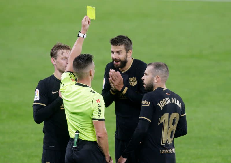 El defensor del FC Barcelona Gerard Piqué recibe tarjeta amarilla de parte del árbitro Carlos del Cerro Grande en la victoria 3-0 del equipo catalán sobre Celta de Vigo por la Liga española de fútbol, en el Estadio de Balaídos, en Vigo, España