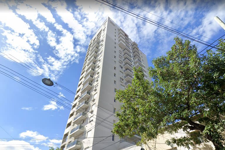 El edificio tipo torre ubicado en la calle Francia de la ciudad de Santa Fe