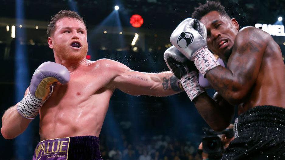 Saúl 'Canelo' Álvarez conecta un gancho de izquierda contra Jermell Charlo