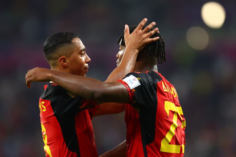 Michy Batshuayi festeja su gol ante Canadá junto a su compañero de equipo Youri Tielemans