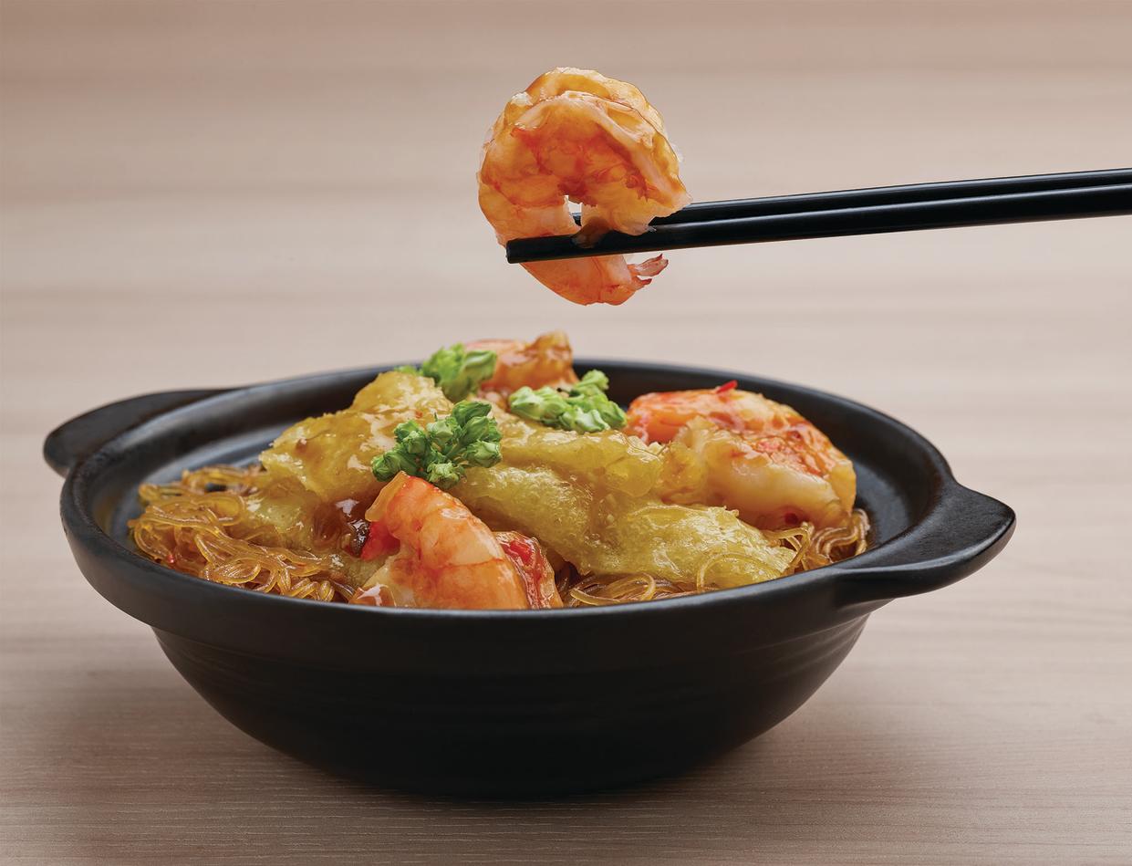 Claypot Wok-fried Prawns with Fish Maw, Vermicelli and Homemade XO Sauce from Yans restaurant. (Photo: Yans)