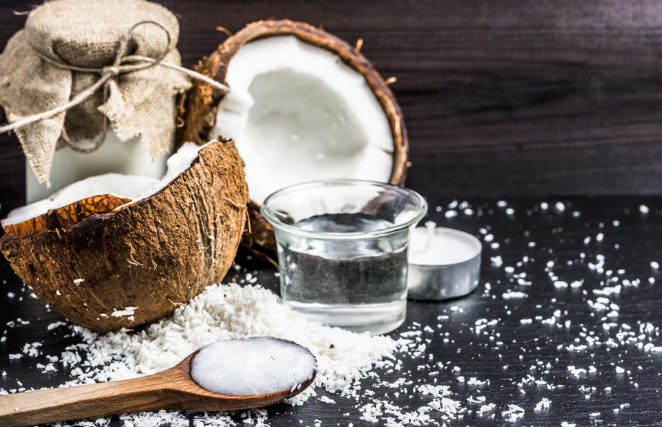 El aceite de coco contiene un <a href="https://es.vida-estilo.yahoo.com/aceite-coco-malo-salud-212511657.html" data-ylk="slk:86 por ciento de grasa saturada;elm:context_link;itc:0;sec:content-canvas;outcm:mb_qualified_link;_E:mb_qualified_link;ct:story;" class="link  yahoo-link">86 por ciento de grasa saturada</a>, mucho más que la mantequilla o la manteca. (Foto: Getty)