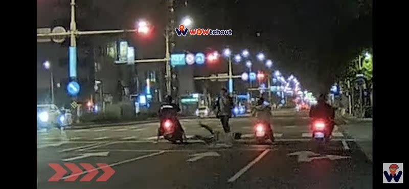 男子酒醉踹機車，自己反而跌倒。（圖／取自WoWtchout - 地圖型行車影像分享平台）