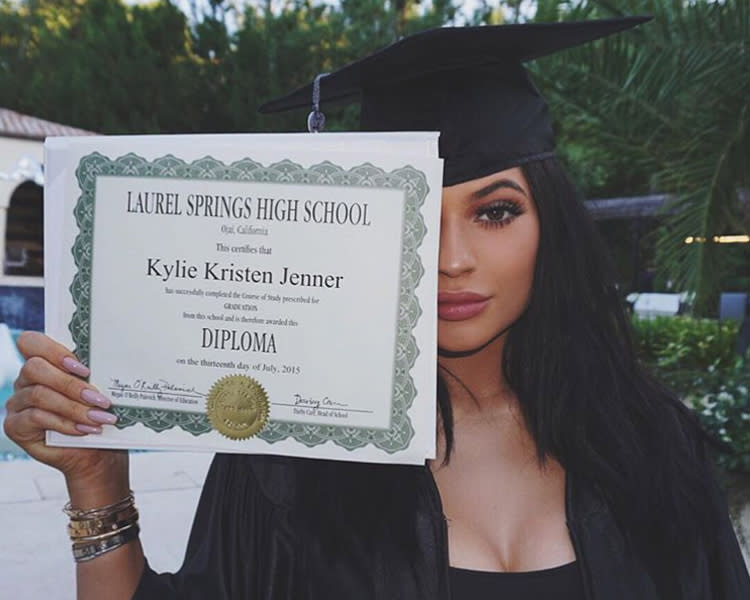 <p>Da Kylie und Kendall Jenner ihren Highschoolabschluss zu Hause machten, schmiss Mama Kris ihnen im Juli 2015 kurzerhand eine private Abschlusszeremonie, bei der Moderator Ryan Seacrest als Redner auftrat.<br>(Foto: Instagram/Kylie Jenner) </p>