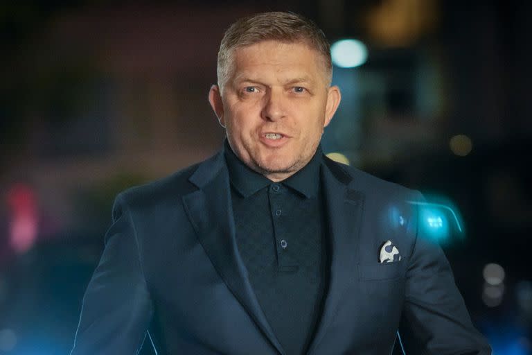 El ex primer ministro de Eslovaquia Robert Fico llega a la sede de su partido tras el cierre de los centros de votación en unas elecciones parlamentarias en Bratislava, Eslovaquia, el sábado 30 de septiembre de 2023. (AP Foto/Darko Bandic)