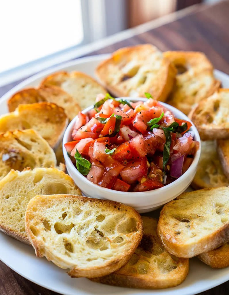 <p>Un classique qui met tout le monde d’accord. </p><p>Découvrir la recette <a href="https://iwashyoudry.com/easy-bruschetta-recipe/" rel="nofollow noopener" target="_blank" data-ylk="slk:ici;elm:context_link;itc:0;sec:content-canvas" class="link ">ici</a></p><br>