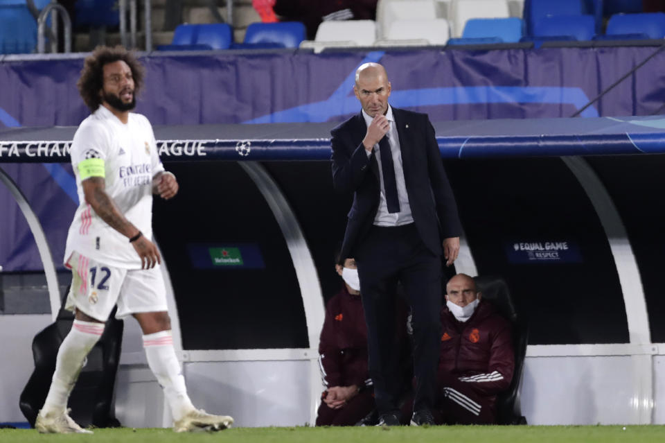 El técnico del Real Madrid Zinedine Zidane observa el partido contra Shakhtar Donetsk por la Liga de Campeones, el miércoles 21 de octubre de 2020, en Madrid. (AP Foto/Manu Fernández)