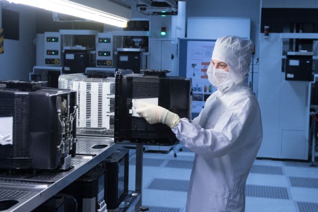 19 March 2019, Saxony, Dresden: Lisa Marie Eisner, a trainee microtechnologist, is wearing a plastic housing for transporting silicon wafers in an automation laboratory of the chip manufacturer Globalfoundries (GF). An external meeting of the Saxon cabinet with a focus on digitisation will take place on Tuesday at Globalfoundries. Photo: Sebastian Kahnert/dpa-Zentralbild/dpa (Photo by Sebastian Kahnert/picture alliance via Getty Images)