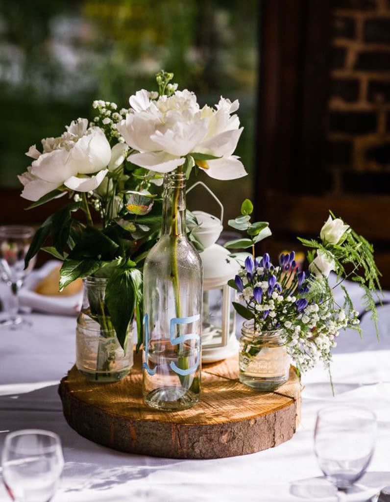 Détourner des bocaux et bouteilles en verre pour la déco de table de mariage