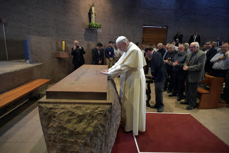 Pope Francis visits the San Alberto Hurtado sanctuary in Santiago, Chile, January 16, 2018. Picture taken January 16, 2018. Osservatore Romano/Handout via REUTERS