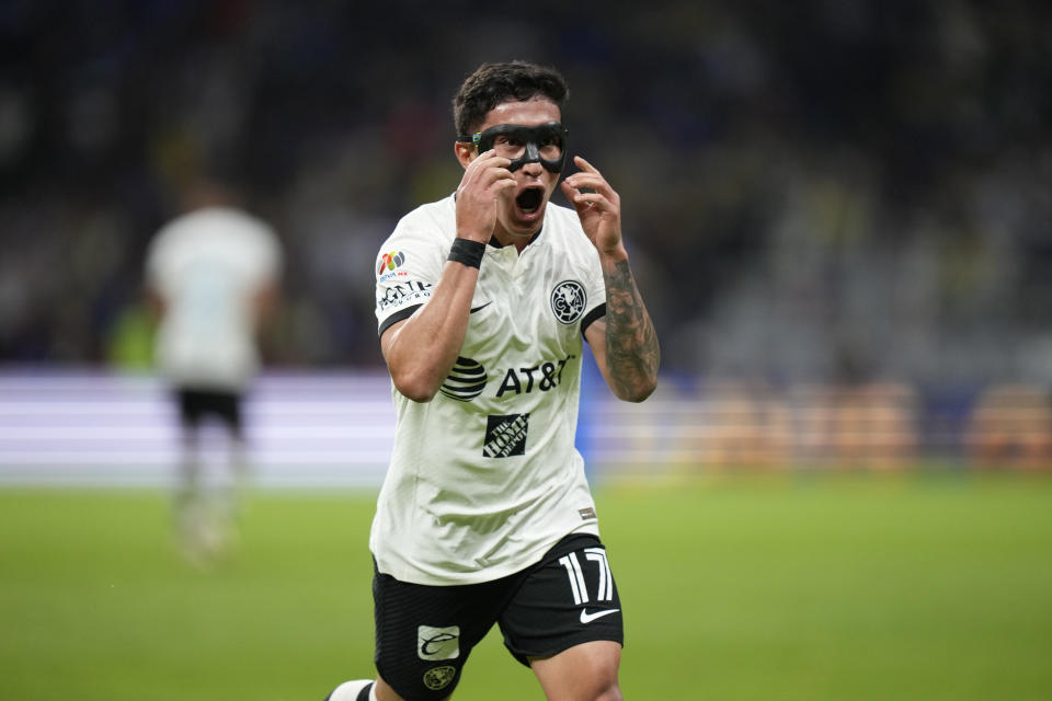 El estadounidense Alejandro Zendejas, del América, festeja tras anotar ante Cruz Azul en el partido del sábado 15 de abril de 2023 (AP Foto/Fernando Llano)