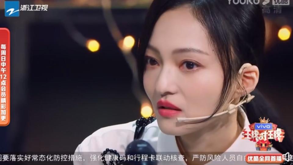 張韶涵忍淚感謝妹妹和乾姊的陪伴。（圖／翻攝自微博）