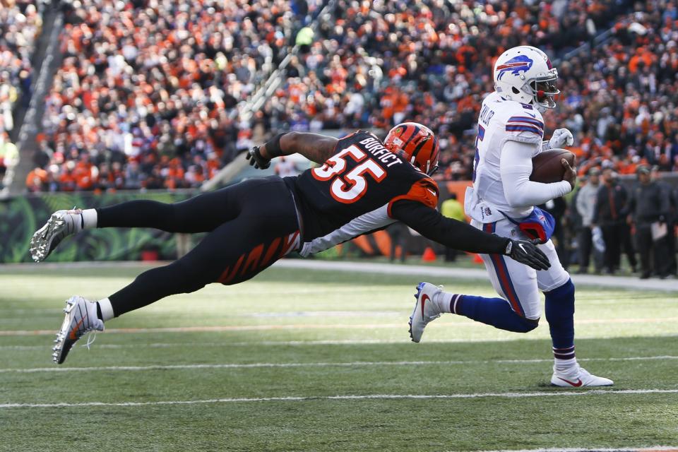 Cincinnati Bengals linebacker Vontaze Burfict flipped off Buffalo Bills fans. (AP)