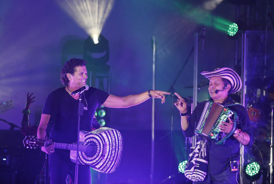 ARCHIVO - El cantante colombiano Carlos Vives, a la izquierda, toca con el acordeonista Ejidio Cuadrado durante el Latin Grammy Acoustic Session en la Ciudad de México, el 28 de septiembre del 2016. Vives es la Persona del Año de la Academia Latina de la Grabación 2024, anunció la academia el miércoles 22 de mayo de 2024. En entrevista con AP Vives dedicó su honor a los músicos tradicionales colombianos con los que ha compartido desde su infancia. (Foto AP/Rebecca Blackwell, archivo)