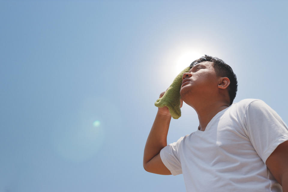 中暑急救5步驟必看！搞懂中暑症狀、中暑處理2禁忌 遠離熱傷害（圖／Getty Images）