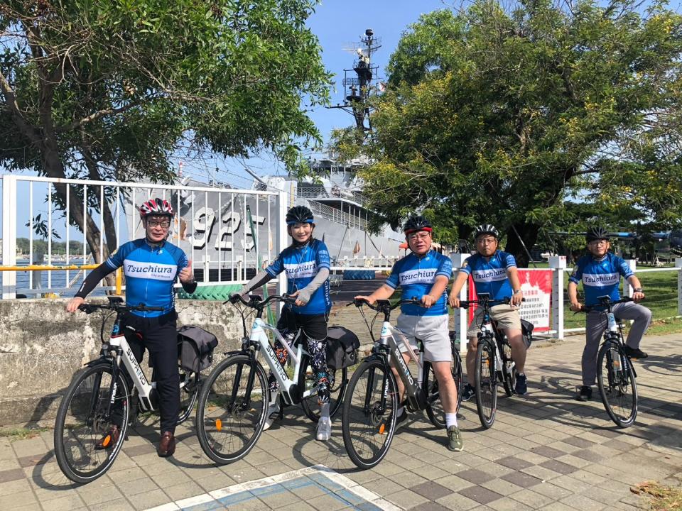 土浦市長率團在安平騎乘自行車，延途欣賞不同景點。台南市政府提供