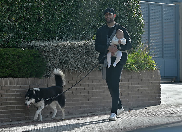 Jorge Pérez pasea con sus hijos por los alrededores de su domicilio