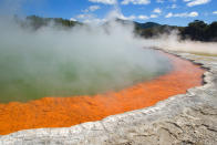 <b>The Champagne Pool</b><br> La Champagne Pool est une source d’eau chaude colorée, située au site géothermique Waiotapu, en Nouvelle-Zélande. La température à la surface est de 74 degrés Celsius. Les bulles sont créées par du dioxyde de carbone. Cette eau chaude contient plusieurs minéraux, dont de l'or, du mercure, du soufre et de l'arsenic. <br> (Photo: Alexandra Sailer/Ardea/Caters News)