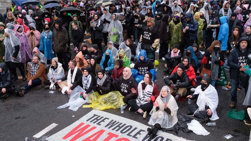 Protestors block Manhattan Bridge