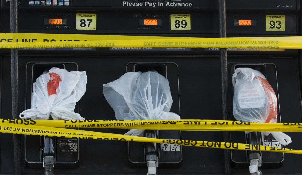 A view of empty gas pumps covered by bags in Charlotte, North Carolina, September 29, 2008. REUTERS/Chris Keane (UNITED STATES)