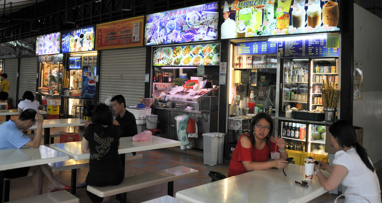 A Singaporean family was assaulted yesterday by a hawker couple known for their bad temper. (Yahoo!)