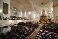 Die Trauerfeier fand in der St. Michaeliskirche, auch Michel genannt, in Hamburg statt.