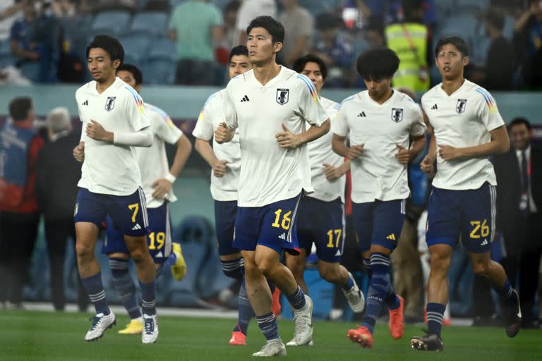 El equipo japonés entra en calor antes del partido contra Croacia