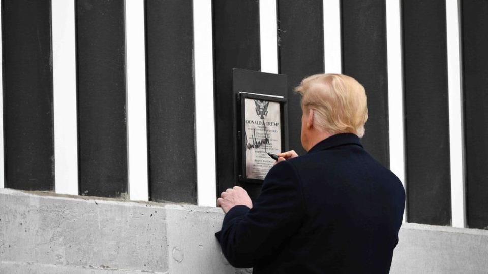 Trump firmando el muro