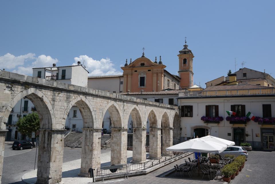 <p><strong>5° Sulmona</strong>. L’unica città del centro, in provincia dell’Aquila (Abruzzo), a entrare nella top 5. Nelle prime 30 posizioni, quasi il 16% dei tribunali è al Nord (3,6% del Centro e 2% del Sud), mentre nelle ultime 30 gli uffici del Nord sono lo 0,7%, quelli del Centro il 3% e del Sud il 18%. </p>