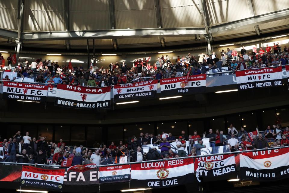 <p>Manchester United fans display banners before the match. Reuters / Lee Smith Livepic </p>