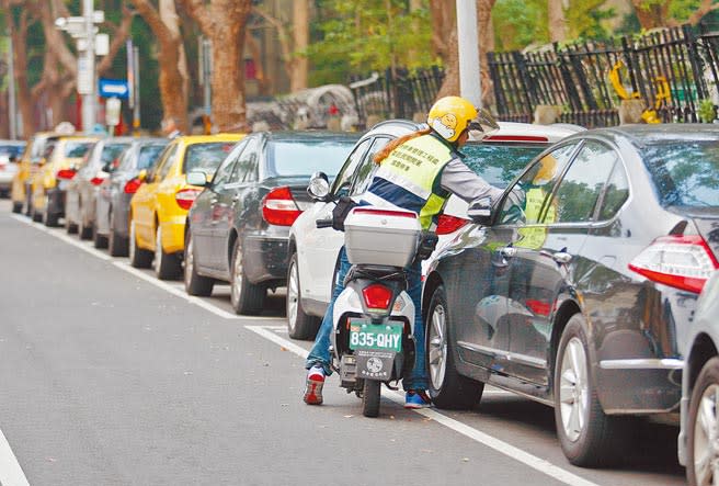 台北市去年停車費欠繳件數達22.8萬件，市長柯文哲26日下令市府未來若發現民眾車輛欠款達1周，將禁止進入公有停車場，停在路邊也會被貼上「欠款」公告。（本報資料照片）