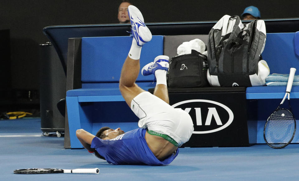 El serbio Novak Djokovic sufre una caída durante su partido de segunda ronda ante el francés o-Wilfried Tsonga en el Abierto de Australia en Melbourne, Australia, el jueves 17 de enero de 2019. (AP Foto/Aaron Favila)