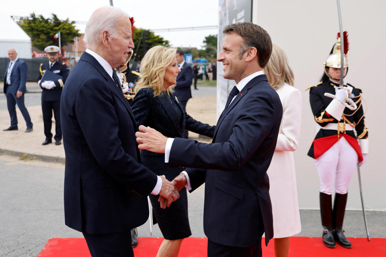 Emmanuel et Brigitte Macron, ici saluant Joe et Jill Biden à leur arrivée pour assister à la cérémonie commémorative marquant le 80e anniversaire du Débarquement, à Saint-Laurent-sur-Mer (Calvados), le 6 juin 2024.