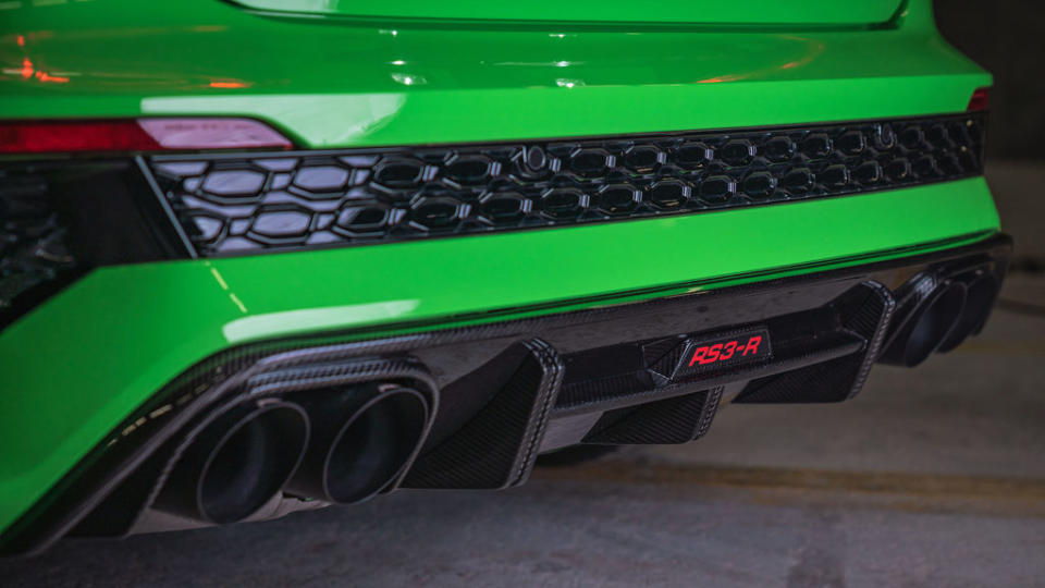 RS 3-R Sportback車尾廚李碳纖維分流器，還有大口徑四出尾管。(圖片來源/ Abt Sportsline)