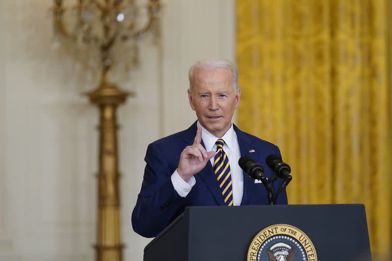 El presidente de Estados Unidos, Joe Biden, habla en una conferencia de prensa en la Sala Este de la Casa Blanca en Washington, el miércoles 19 de enero de 2022.  (AP Foto/Susan Walsh)