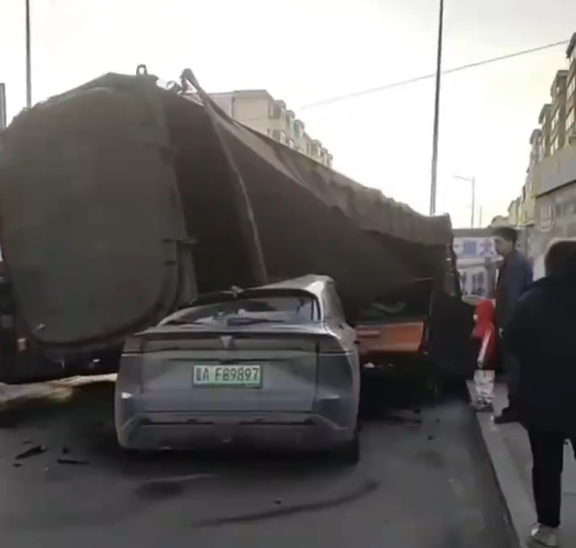 <strong>一輛載重49噸的大卡車發生翻覆將電動車「滅頂」。（圖／翻攝微博@上游新聞）</strong>