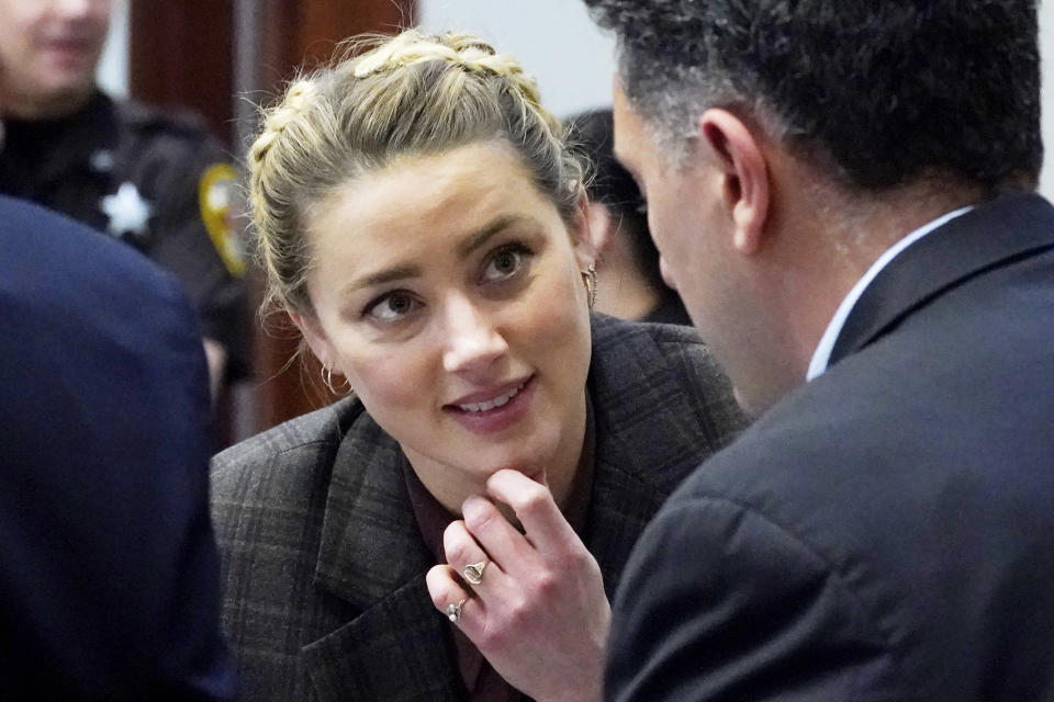 La actriz Amber Heard habla con su abogado durante un receso en el Tribunal de Circuito del Condado de Fairfax, el lunes 2 de mayo de 2022 en Fairfax, Virginia. El actor Johnny Depp demandó por difamación a Heard, su exesposa, por un artículo de opinión que ella escribió en 2018 en el que se refirió a sí misma como una "figura pública que representa el abuso doméstico". (Foto AP/Steve Helber, Pool)