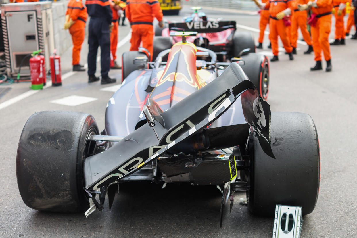 El mexicano Sergio 'Checo' Pérez de Red Bull Racing se estrella durante la calificación antes del Gran Premio de F1 de Mónaco en el Circuito de Mónaco. (Foto