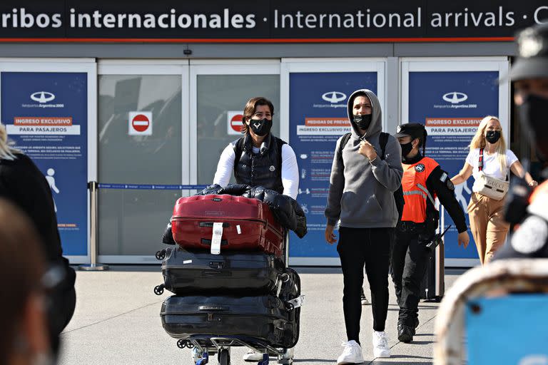 Llegada de pasajeros argentinos del exterior en el primer dia de nueva flexibilizacion en las restricciones de vuelos.