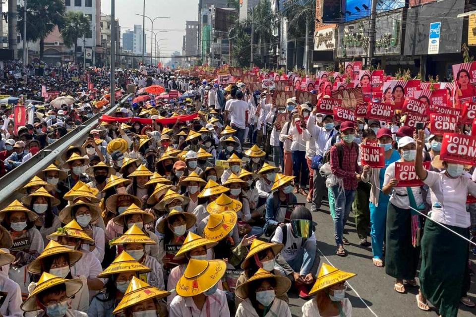 2021年2月22日，緬甸曼德勒，反對軍政府的示威者在一次集會中堵塞主要道路。