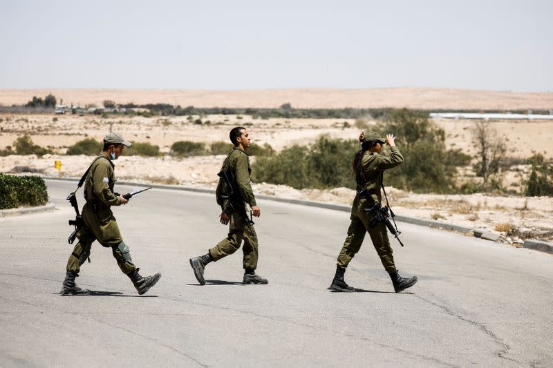 Soldados israelíes inspeccionan la zona tras la explosión de un misil sirio en el sur de Israel, según el ejército israelí, en Ashalim, al sur de Israel