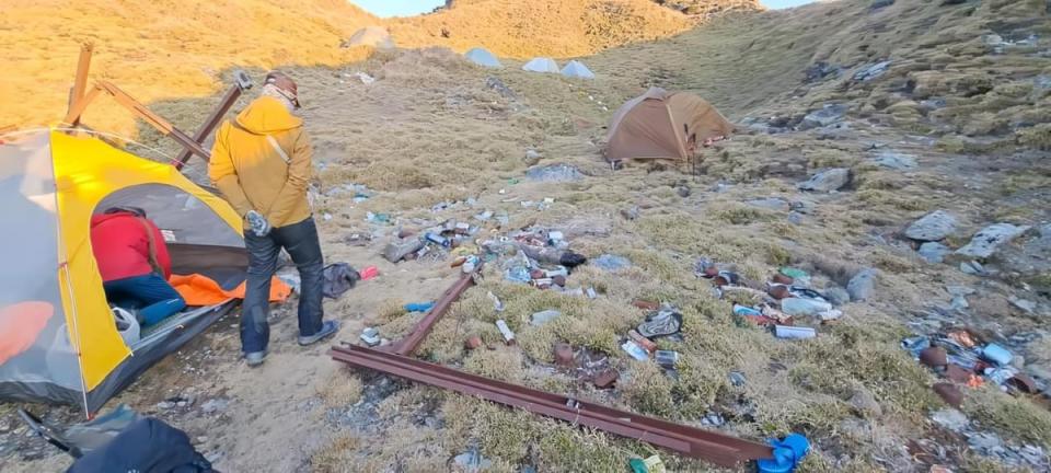 高山清除垃圾不易，但雪霸處所轄山屋清出垃圾上千公斤。（圖：林為洲臉書）