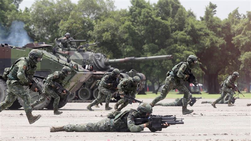 陸軍第八軍團一對情侶檔於2年前拍攝的性愛影片，於近日在網路上瘋傳引發熱議。（示意圖／中央社／與當事人無關）